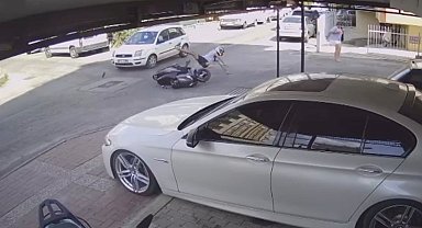 Motosikletiyle otomobile çarpıp metrelerce sürüklendi