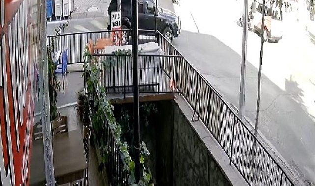Motosikletle hafif ticari araç çarpıştı, kaza anı kameraya yansıdı