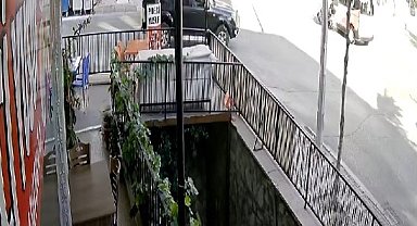 Motosikletle hafif ticari araç çarpıştı, kaza anı kameraya yansıdı