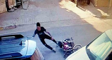 Motosikletten fırlayan genç metrelerce savruldu