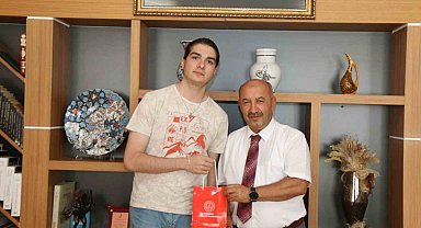 Müdür Başyiğit, YKS sınavında derece elde eden öğrenciyi konuk etti
