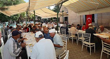 Namaz sonrası vatandaşlara yemek ikramında bulunuldu