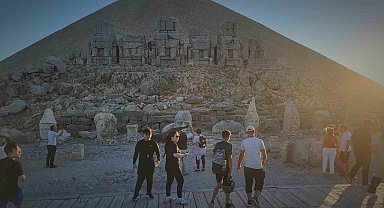 Nemrut'un zirvesinde her yıl binlerce kişi güneşin doğuşunu ve batışını izliyor