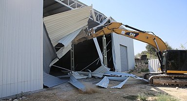Nilüfer Belediyesi Çalı'da kaçak depoyu yıktı