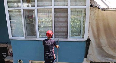 Nöbet sonrası uyuyan hemşirenin yaşlı komşusu ekipleri harekete geçirdi