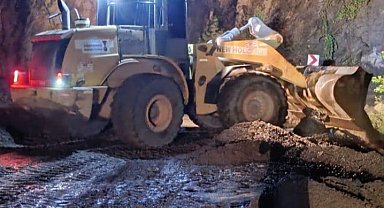 Onikişubat kırsalında heyelandan kapanan yollar trafiğe açılıyor
