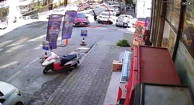 Önüne çıkan otomobile çarpan motosikletli havada takla attı