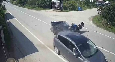Ordu'da otomobil ile patpatın çarpıştığı kaza kamerada
