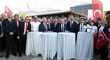 Osmangazi Belediyesi Zafer Bayramı'nı Atatürk Anıtı ile taçlandırdı