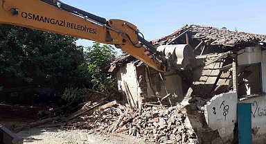 Osmangazi'de bir metruk bina daha yıkıldı