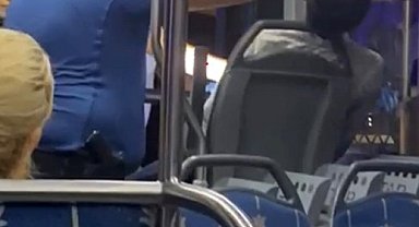 Otobüste sızan genci polis böyle uyandırdı: "Otel parası alacağız"