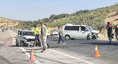 Otomobil ile minibüs çarpıştı: 3 yaralı