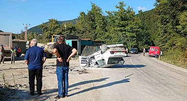 Otomobil, kamyona çarpıp takla attı: 2 yaralı