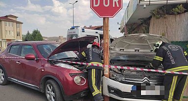 Otomobil önce seyir halindeki araca sonrasında ise direğe çarparak durabildi; 3 yaralı