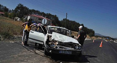 Otomobil süt taşıyan kamyonete çarptı: 1 yaralı