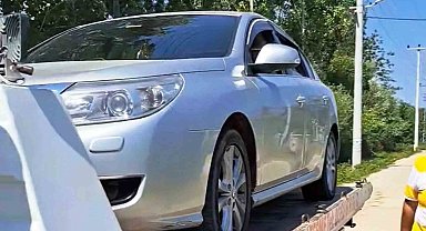 Otomobilin motoruna sıkışan kedi için seferber oldular