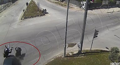 Otomobille çarpışan motosiklet sürücüsünün havaya uçtuğu anlar kamerada