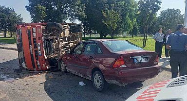 Otomobille kamyon çarpıştı: 6 yaralı