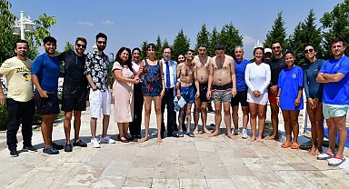 Özel öğrencilere yüzme kursu