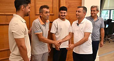 Para dolu cüzdanı sahibine ulaştıran belediye çalışanına Başkan Kara'dan ödül