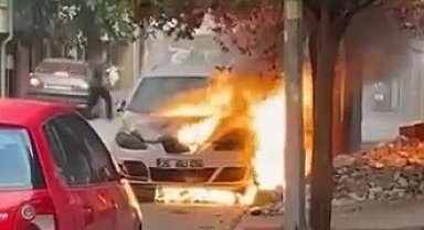 Park halindeki araç alevlere teslim oldu