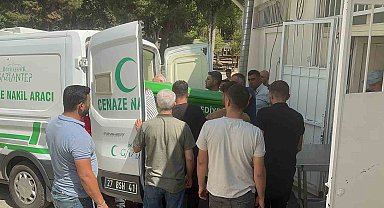 Park halindeki araca çarpan motosikletli genç hayatını kaybetti