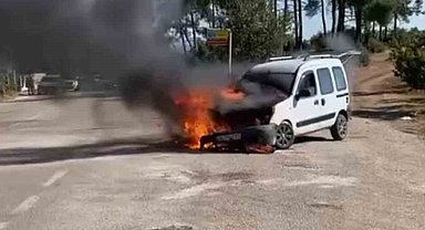 Park halindeki hafif ticari araç alev alev yandı