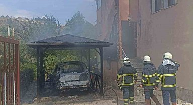 Park halindeyken alevlere teslim olan otomobil kullanılmaz hale geldi