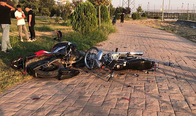 Park içinde 2 motosiklet çarpıştı: 3 yaralı