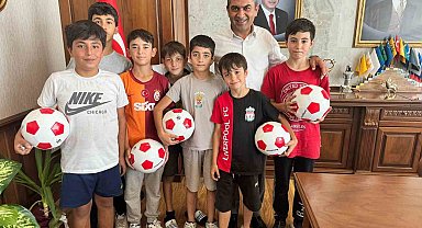 Parkta topları kesilen çocuklar soluğu belediyede aldı