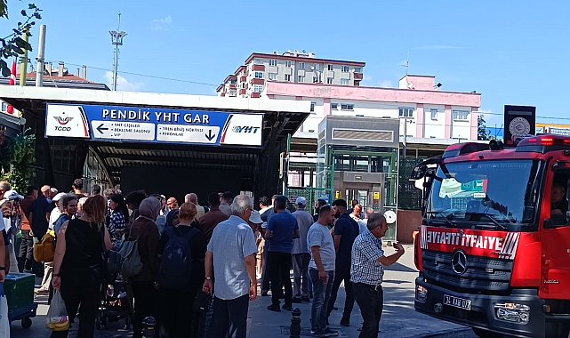 Pendik'te Marmaray durağında yangın çıktı, alt geçit önünde kalabalık oluştu