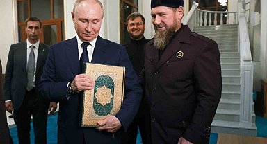 Putin'in camide Kuran-ı Kerim'i öptüğü anlar dikkat çekti