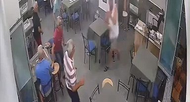 Rahat tavırlarıyla kahvehaneye giren şahıs, işletmeciyi böyle bıçakladı