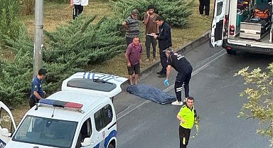 Refüje çarpan motosikletin sürücüsü hayatını kaybetti