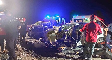 Rize'de iki otomobil kafa kafaya çarpıştı: 2 ölü, 6 yaralı
