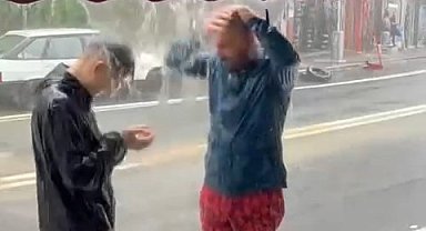 Rize'de sıcaktan bunalan gençler yağmur altında duş aldı