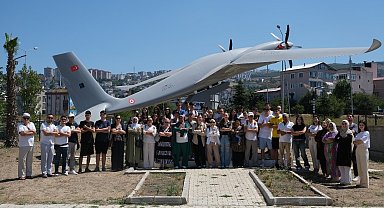 Rumen öğrencilerden Canik'te Akıncı TİHA pozu