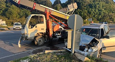 Sakarya'da kamyonet ile otomobil çarpıştı: 3 yaralı