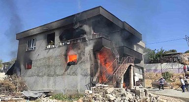 Samanlıktan çıkan yangın iki katlı evi kullanılamaz hale getirdi