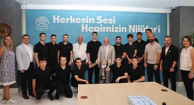 Şampiyonluk sevincini Başkan Şadi Özdemir'le paylaştılar
