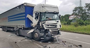 Samsun'da ışıkta duran tıra arkadan çarptı