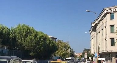 Sancaktepe'de ters yönden gelen sürücüler, motosikletliyi çileden çıkardı