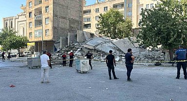 Şanlıurfa'da faciadan dönüldü: Yıkım sırasında bina iş makinesinin üzerine devrildi