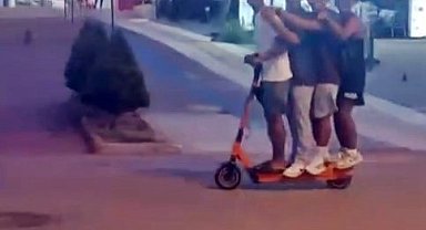 Scooter'a 4 kişi binerek kameraya poz verdiler