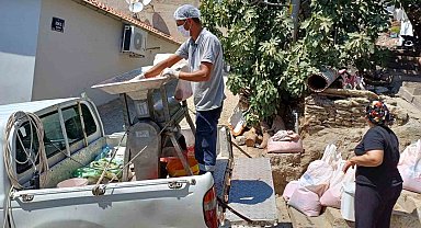 Selçuk'ta salçalar ailece hazırlanıyor, belediye makine ile destek oluyor