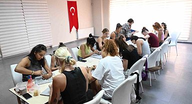Seramikle Sanat Terapisi'ne katılan 'Bizim Kızlar' stres attı