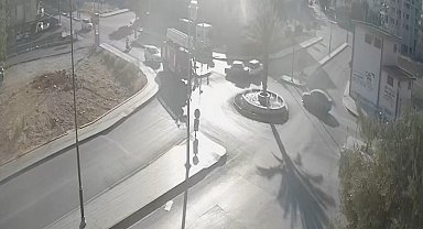 Serik'te iki otomobil çarpıştı, sürücü durmadan yoluna devam etti