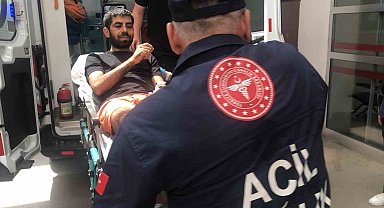 Serinlemek için girdiği havuzda akrep soktu