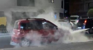 Seyir halindeki otomobil alev aldı, yangını vatandaşlar söndürdü