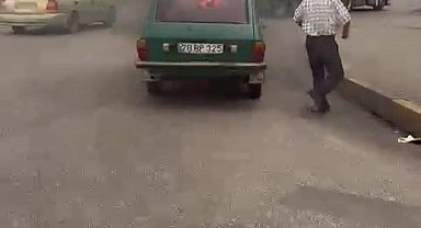 Seyir halindeki otomobil alev aldı